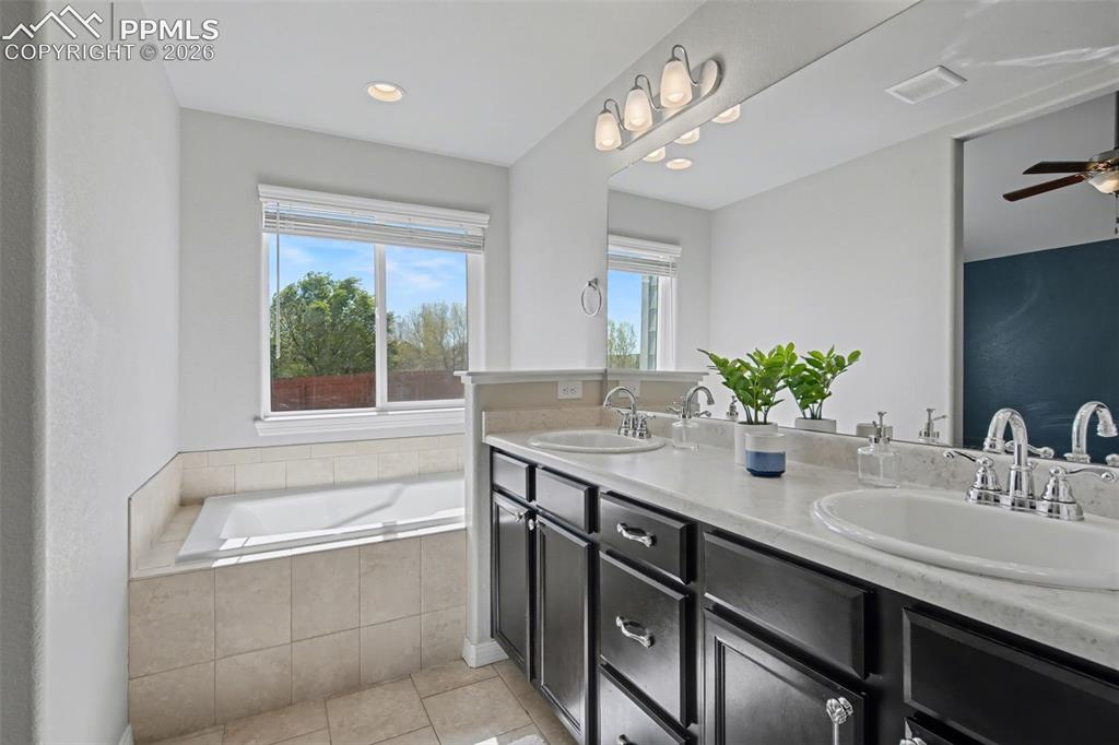 Image 19 of 43: Bathroom