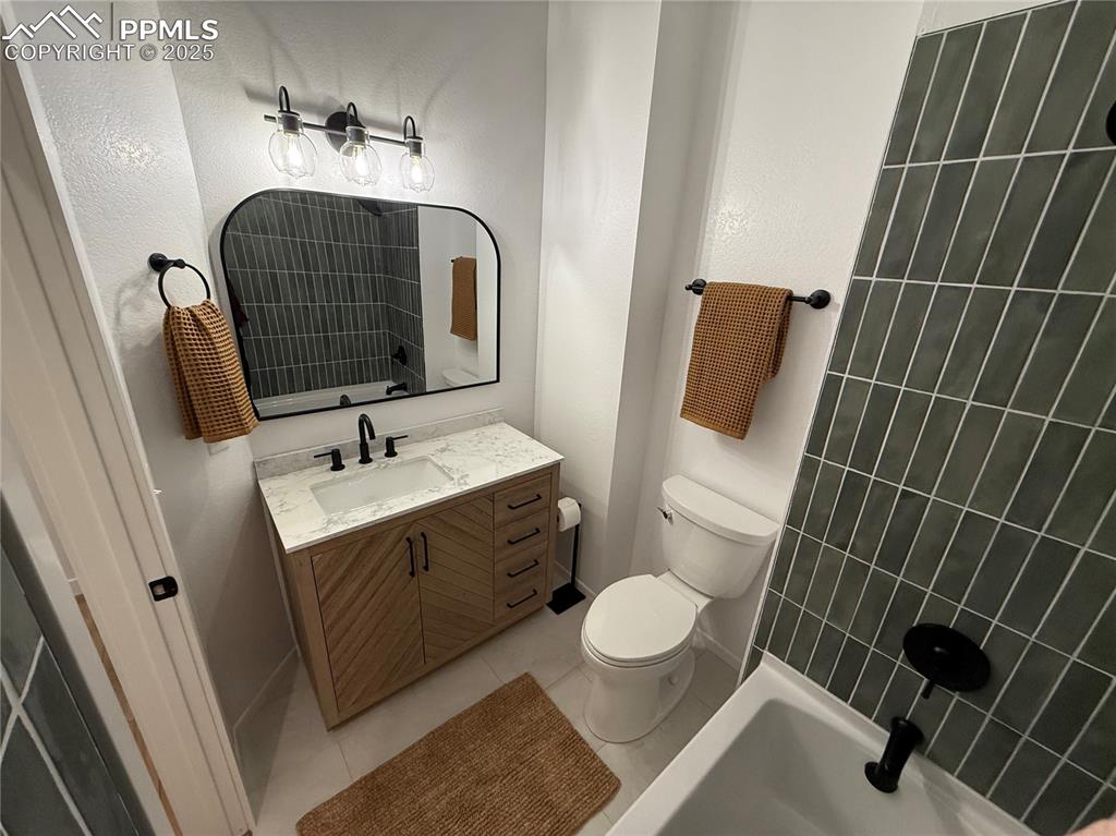 Image 18 of 37: Bathroom