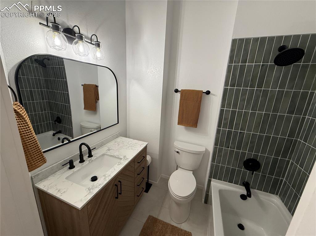 Image 19 of 37: Bathroom