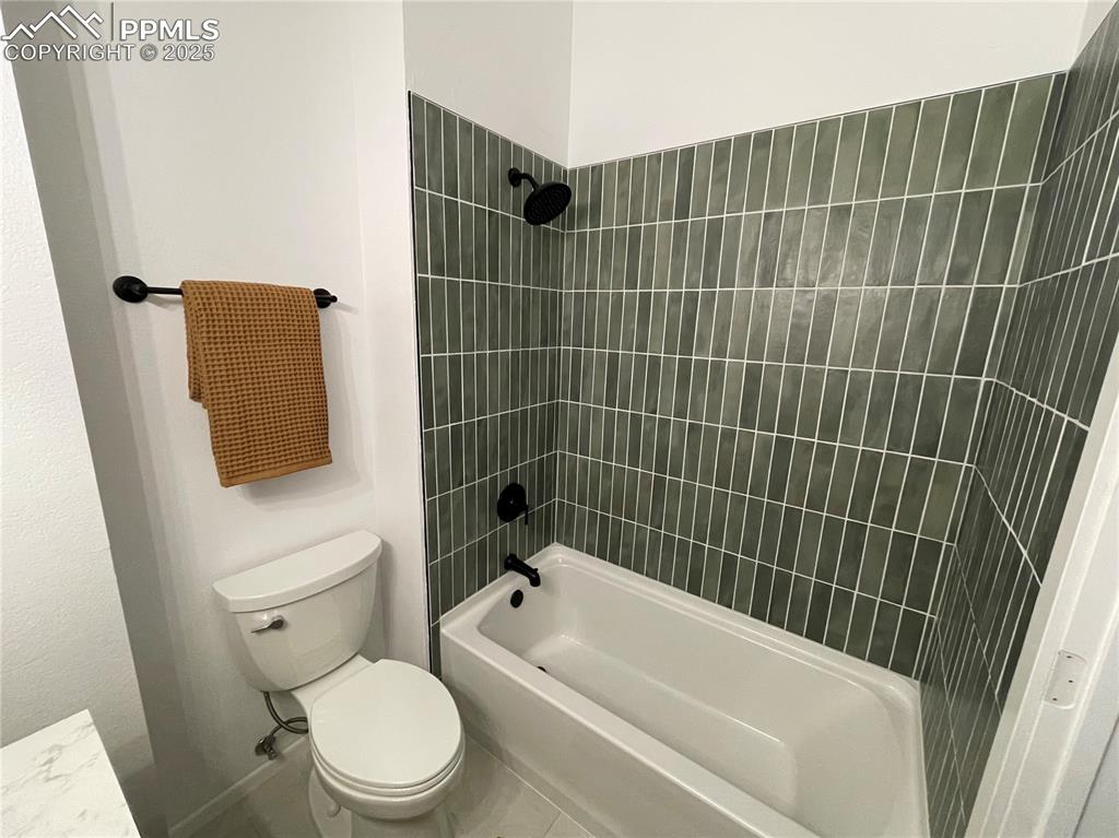 Image 20 of 37: Bathroom