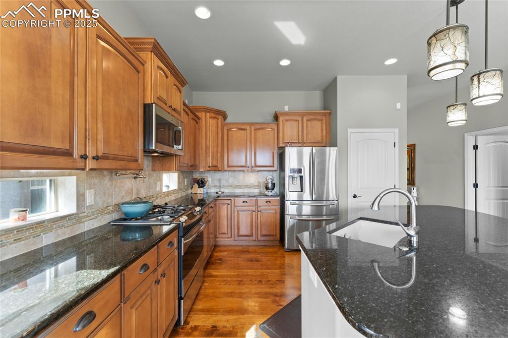 Image 10 of 24: Kitchen