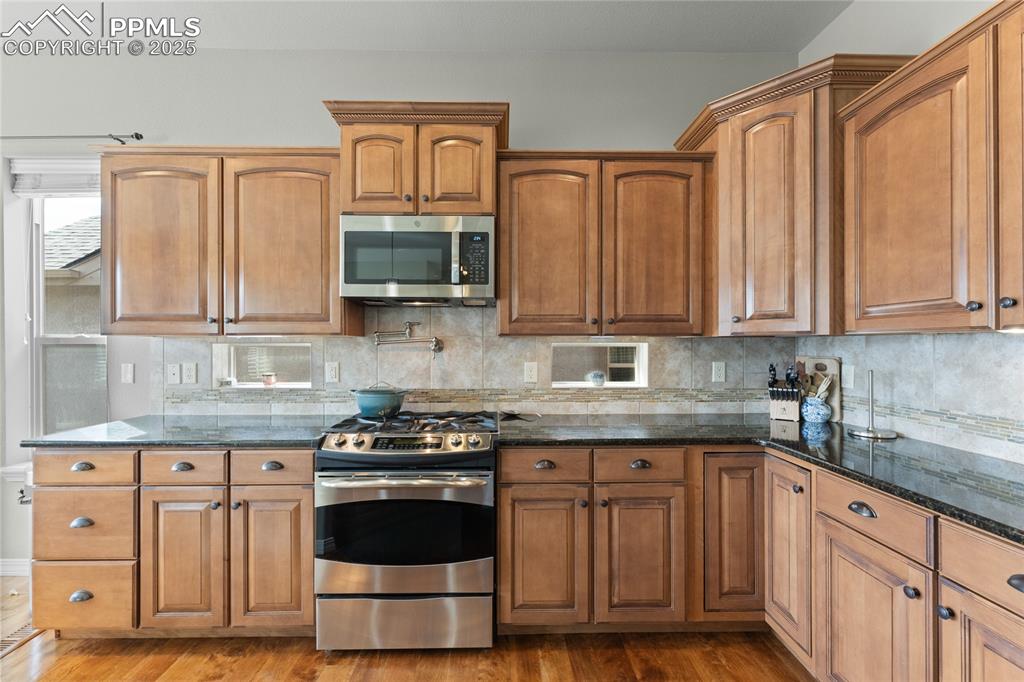 Image 12 of 24: Kitchen