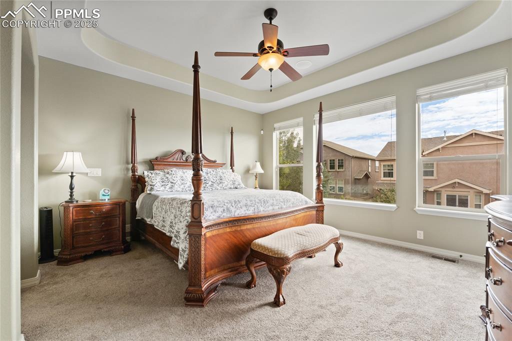 Image 16 of 24: Bedroom