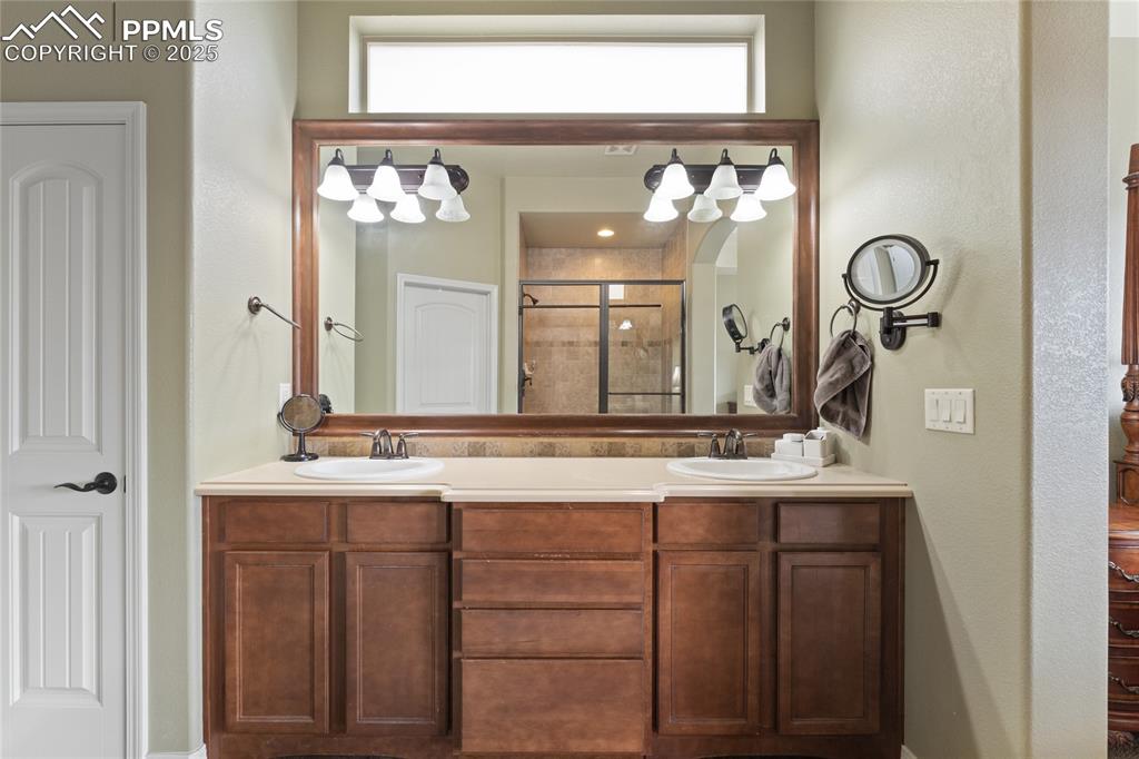 Image 18 of 24: Bathroom