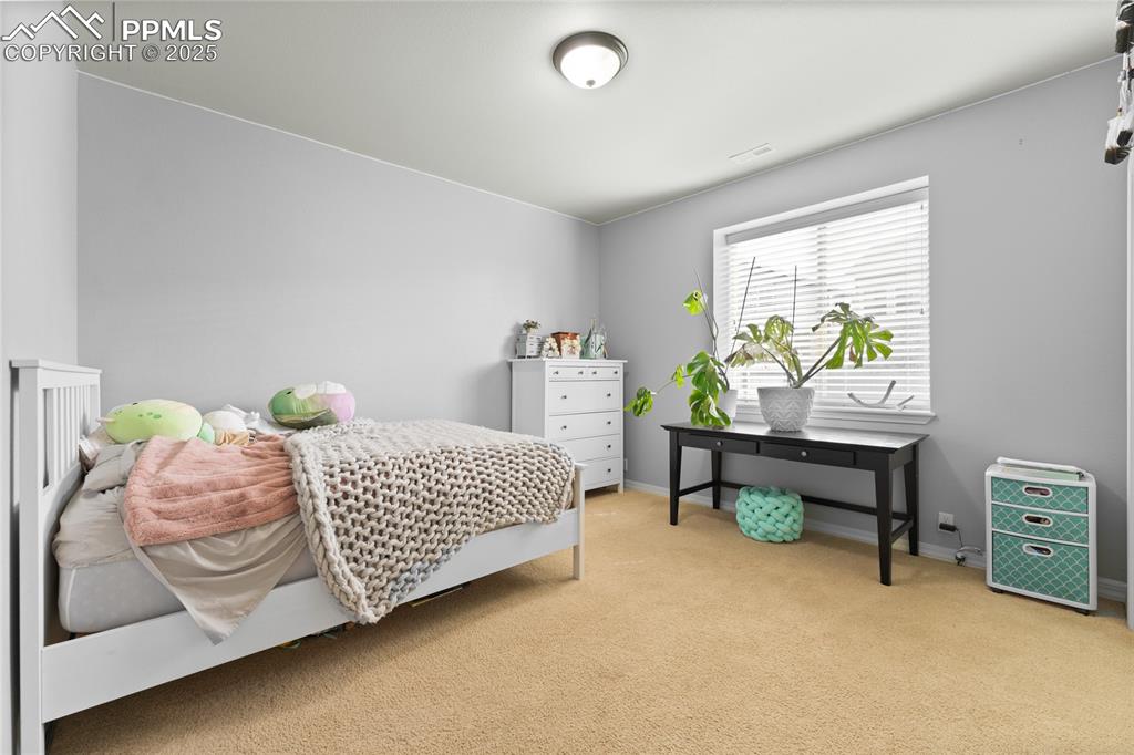 Image 22 of 24: Bedroom