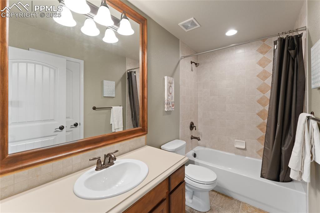 Image 9 of 24: Bathroom