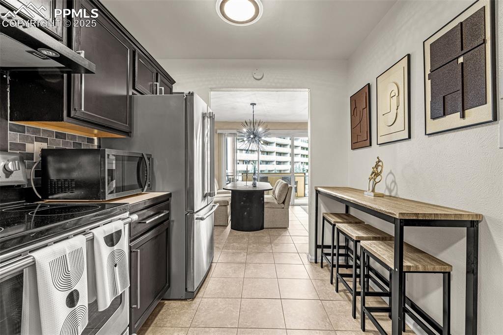 Image 10 of 24: Kitchen