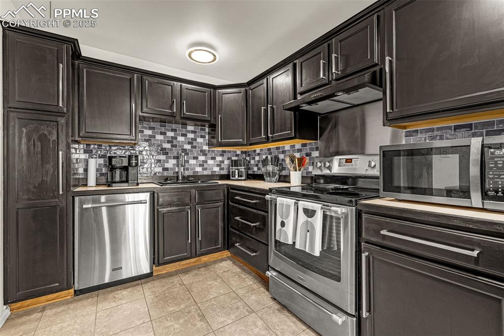 Image 8 of 24: Plenty of storage space and a joy to cook in!