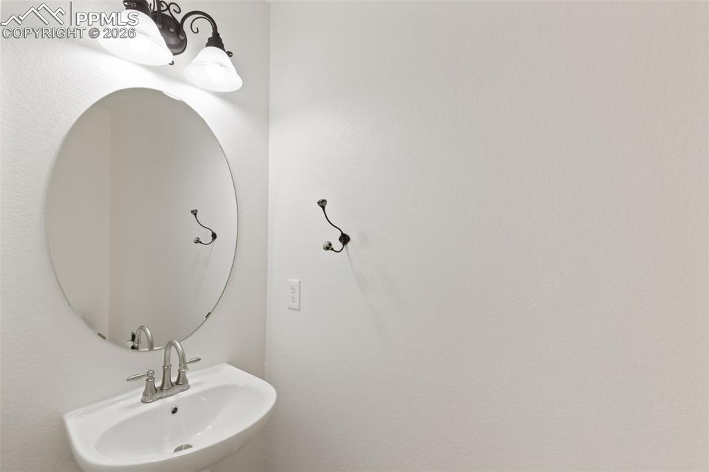 Image 21 of 50: Bathroom