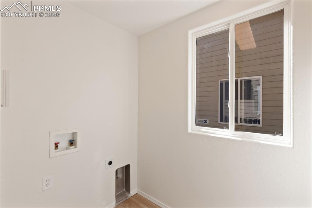 Image 22 of 50: Laundry