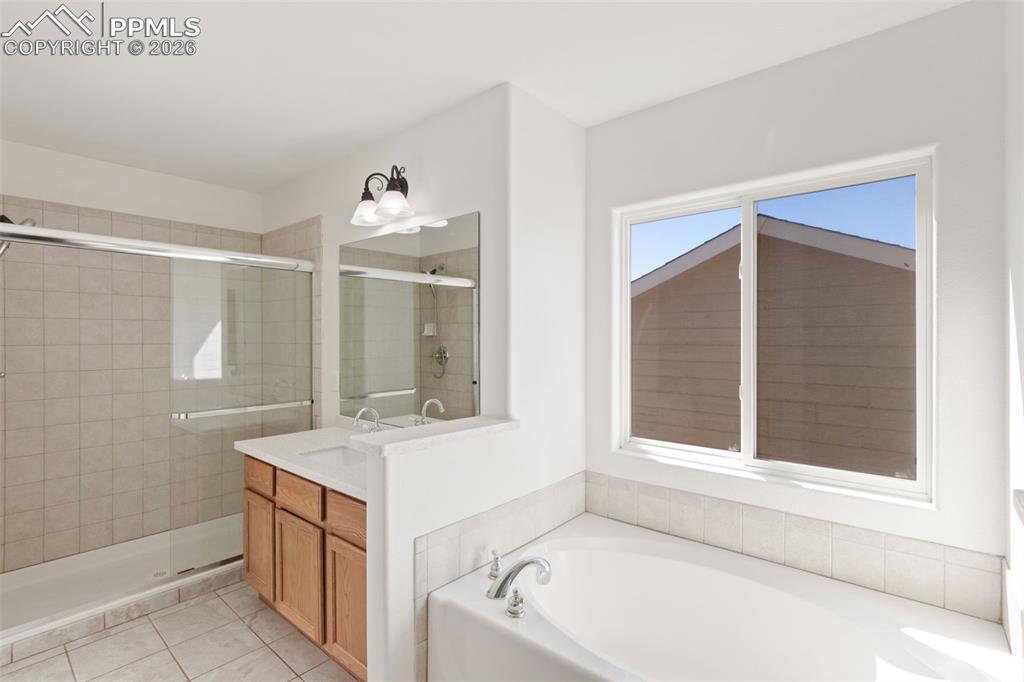 Image 26 of 50: Bathroom