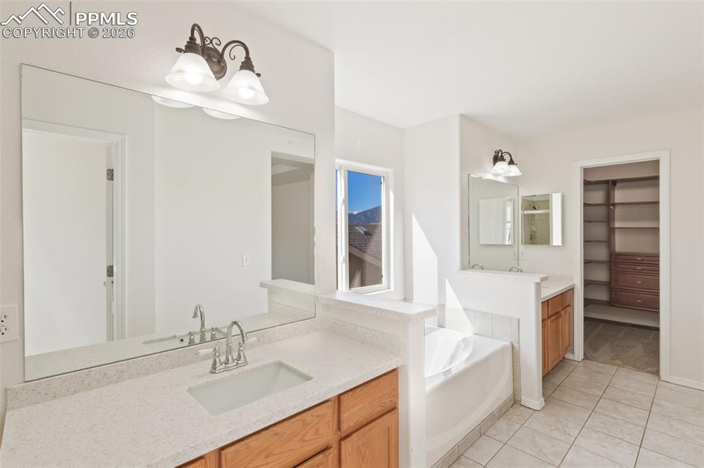 Image 27 of 50: Bathroom