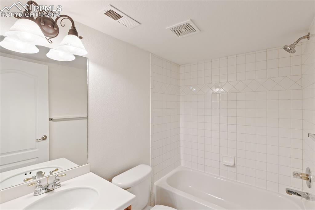 Image 31 of 50: Bathroom