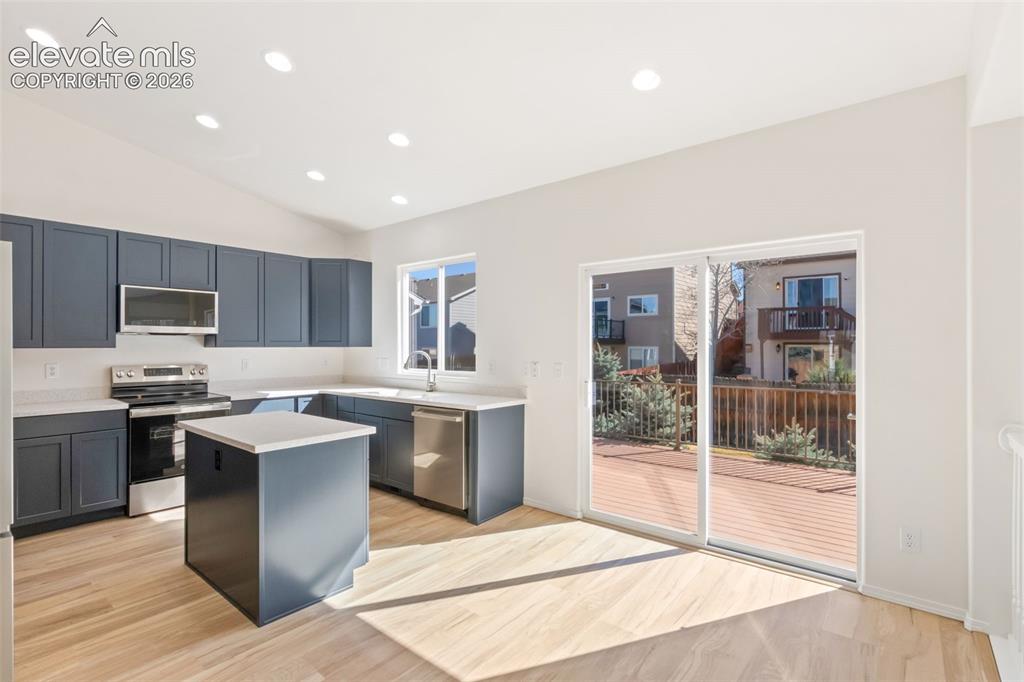 Image 7 of 40: Kitchen
