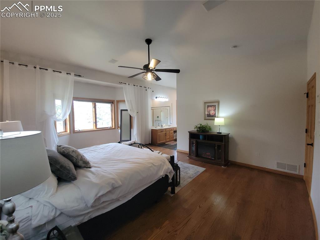 Image 14 of 42: Bedroom