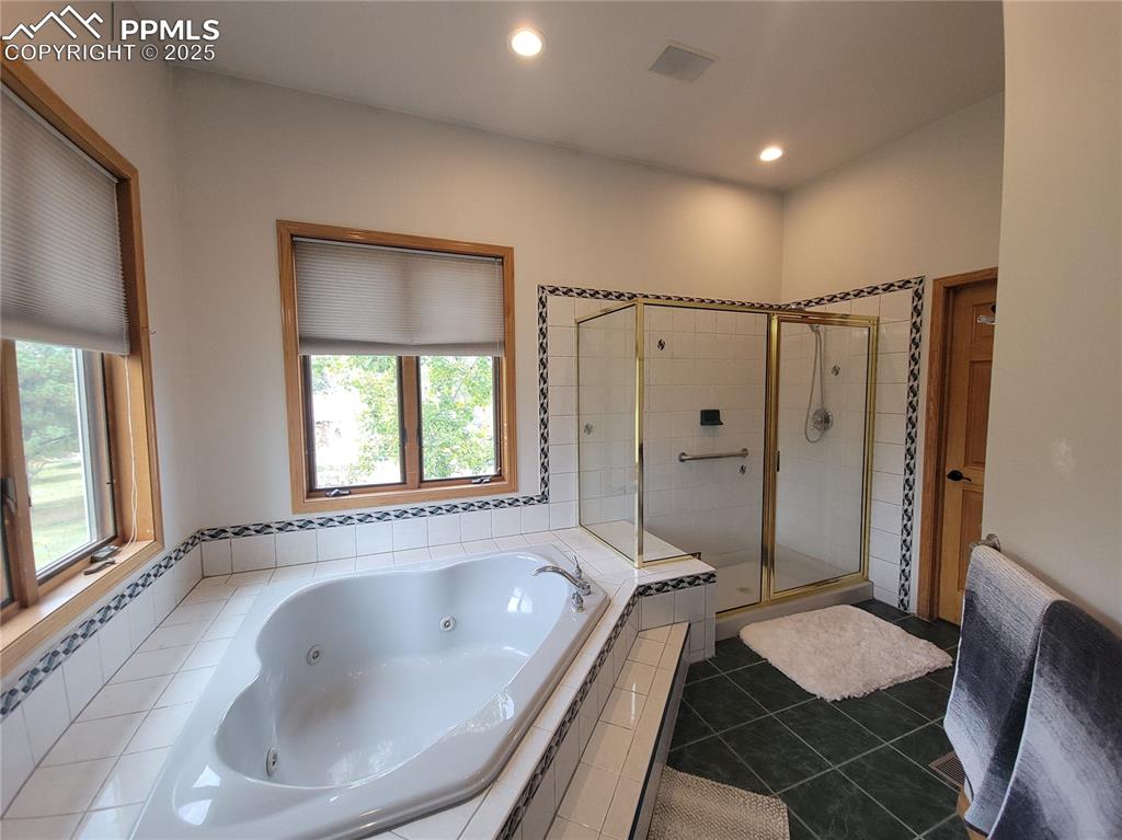 Image 16 of 42: Bathroom