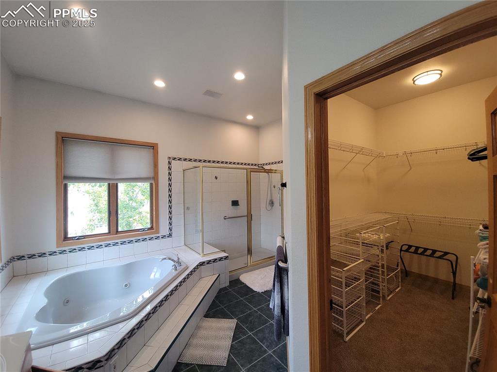 Image 17 of 42: Bathroom