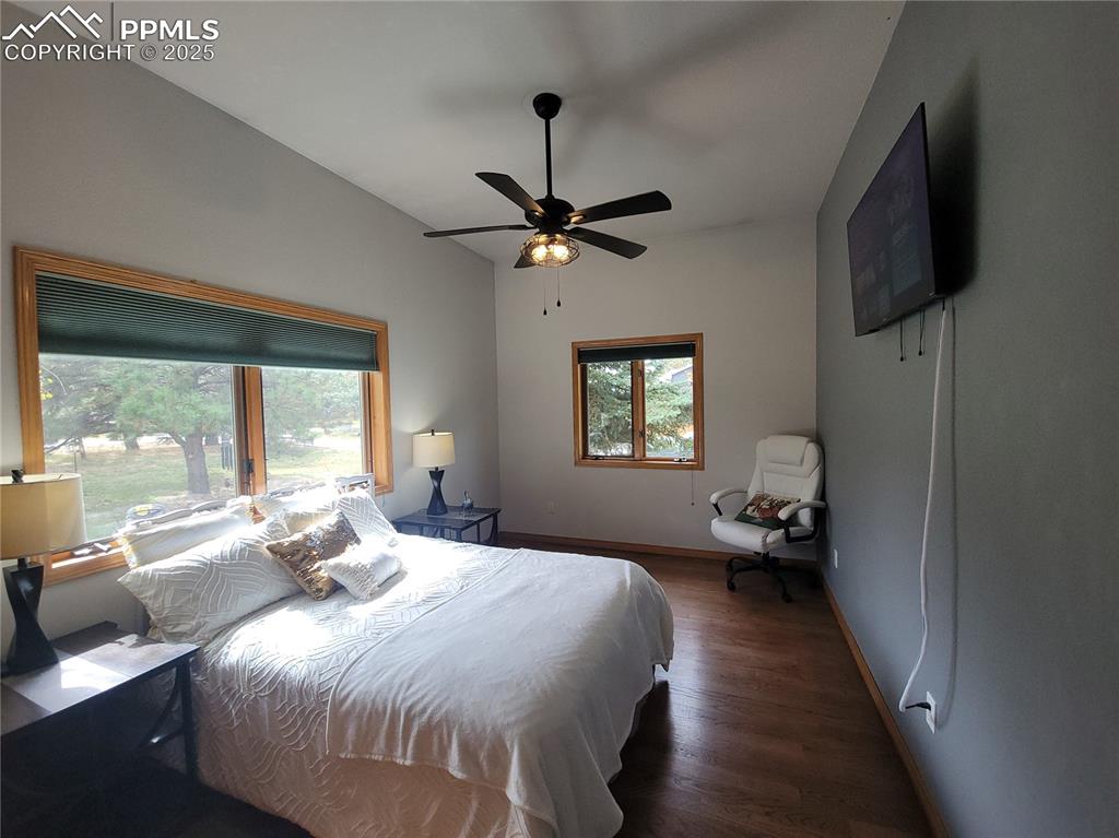 Image 19 of 42: Bedroom