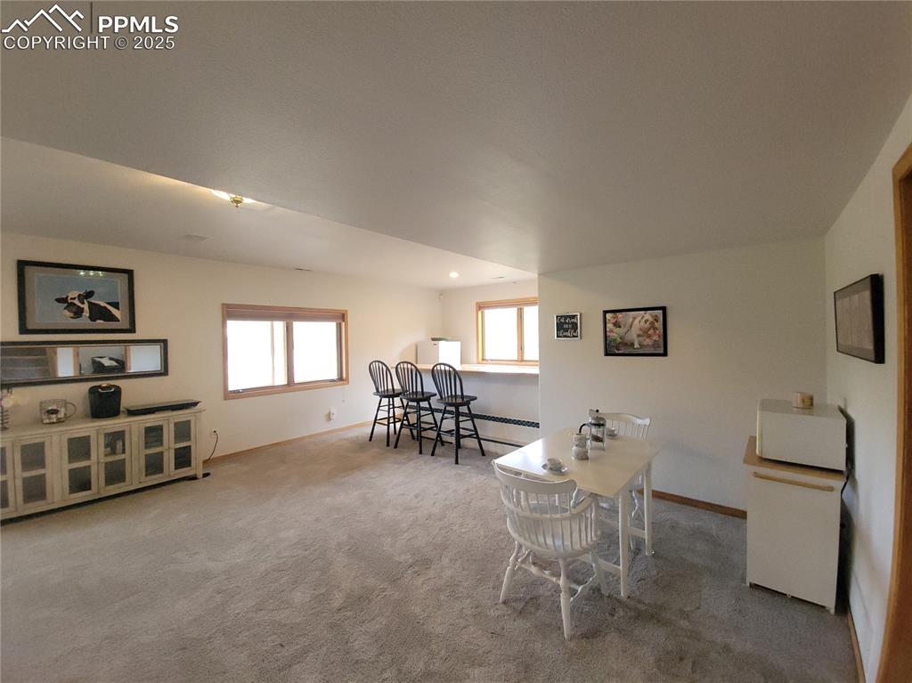 Image 21 of 42: Dining Area