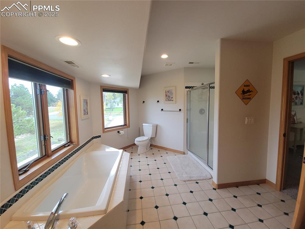 Image 33 of 42: Bathroom