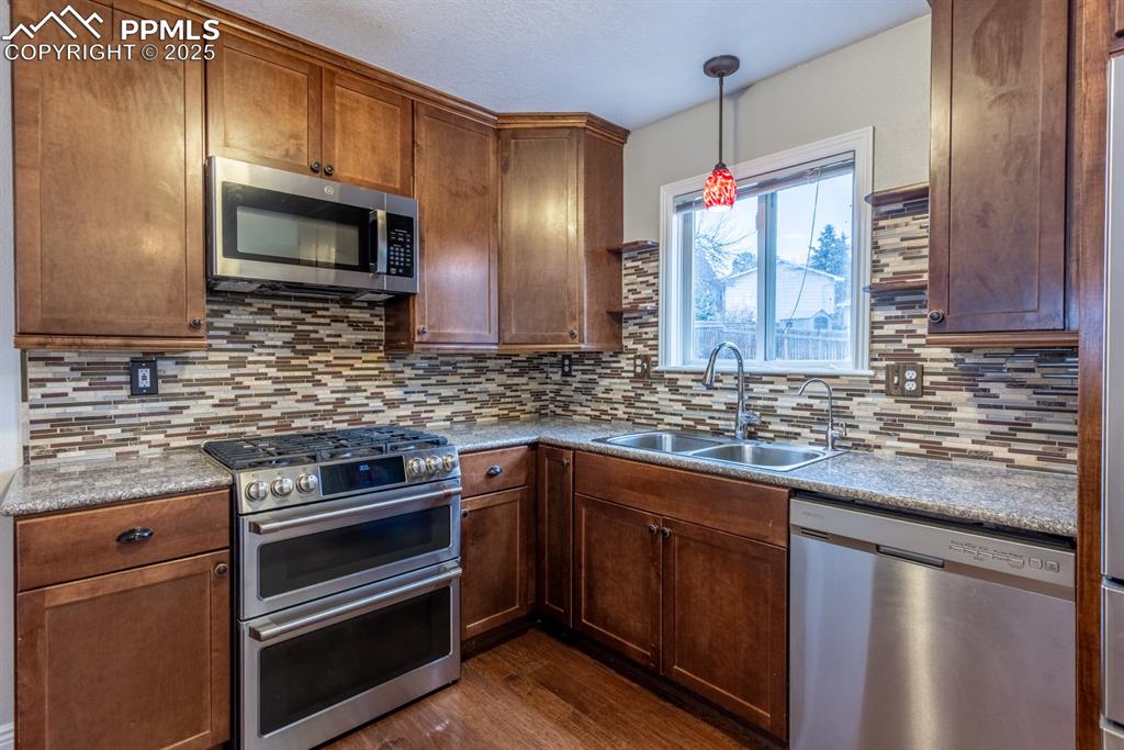 Image 11 of 20: Kitchen