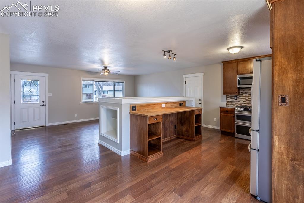 Image 12 of 20: Dining Area