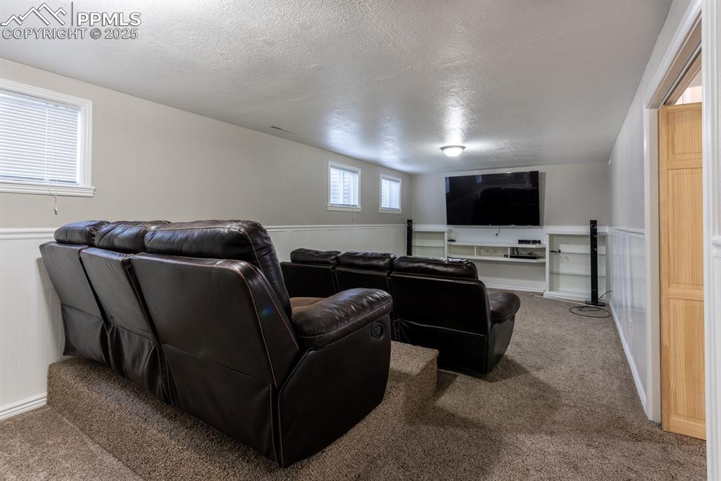 Image 14 of 20: Family Room