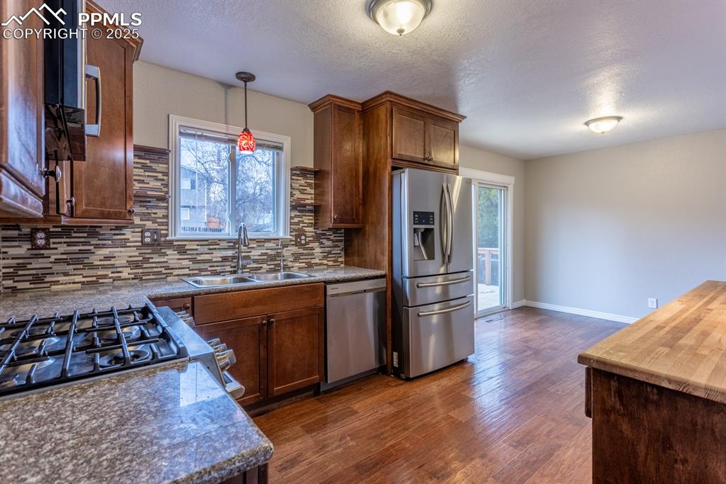 Image 3 of 20: Kitchen