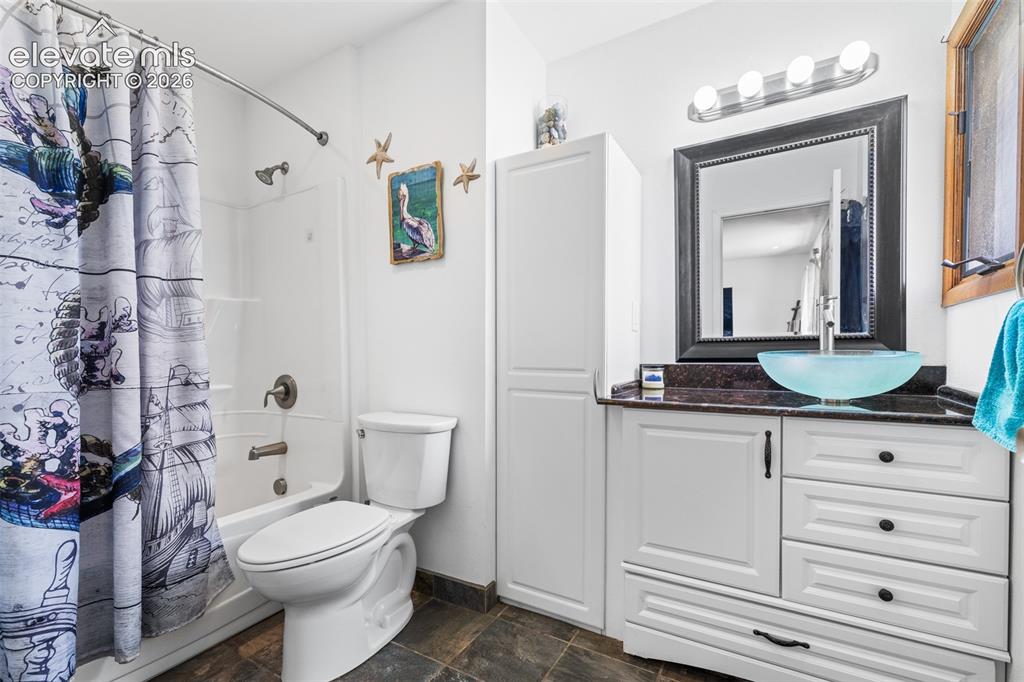 Image 19 of 41: Main Bath