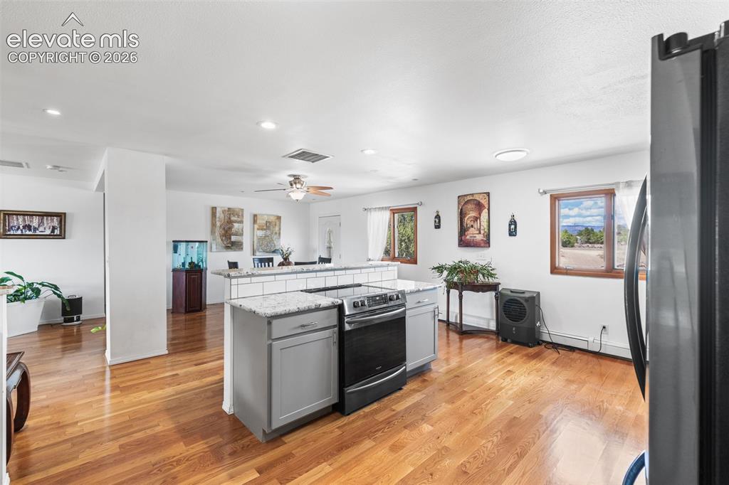 Image 9 of 41: Kitchen