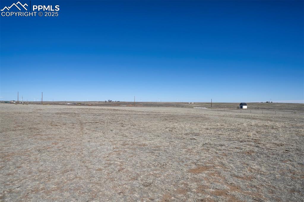 Image 23 of 34: Yard