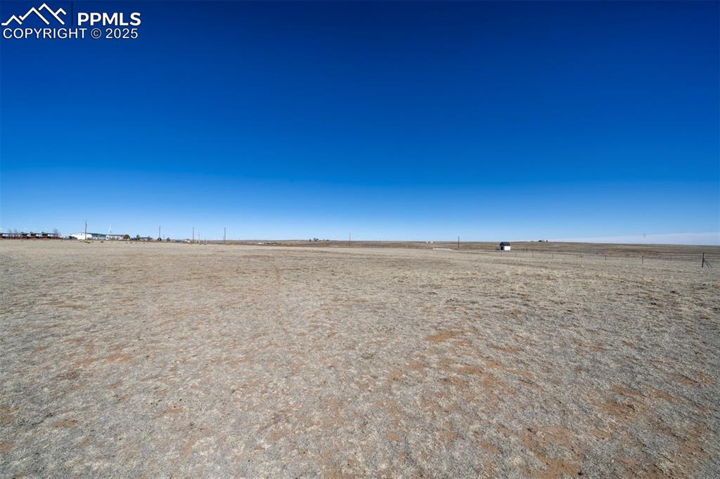 Image 24 of 34: Yard