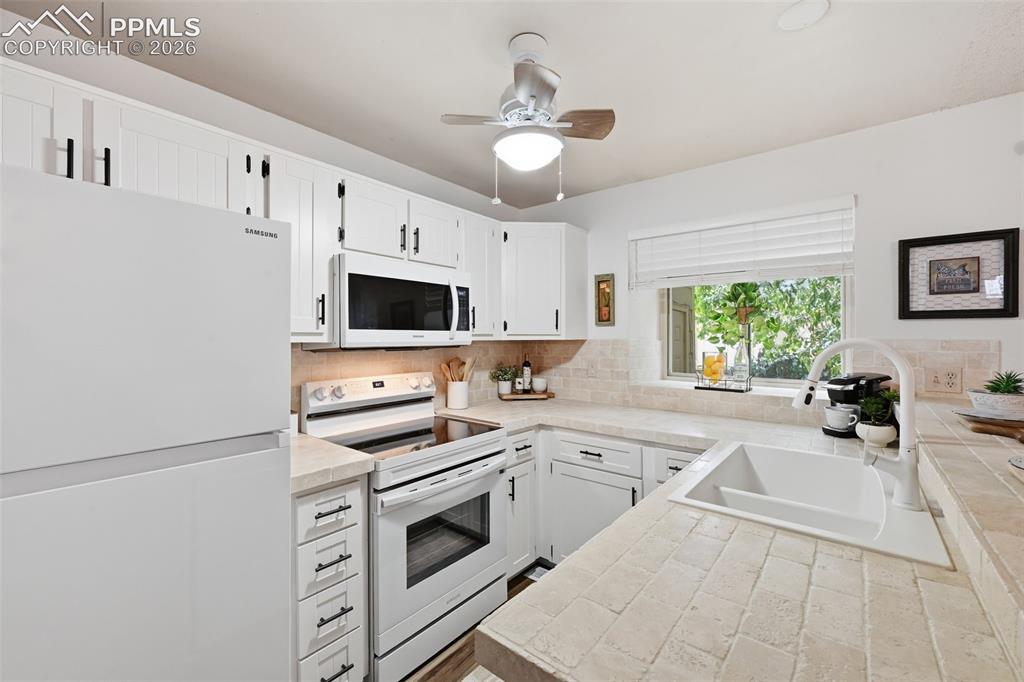 Image 10 of 25: Kitchen