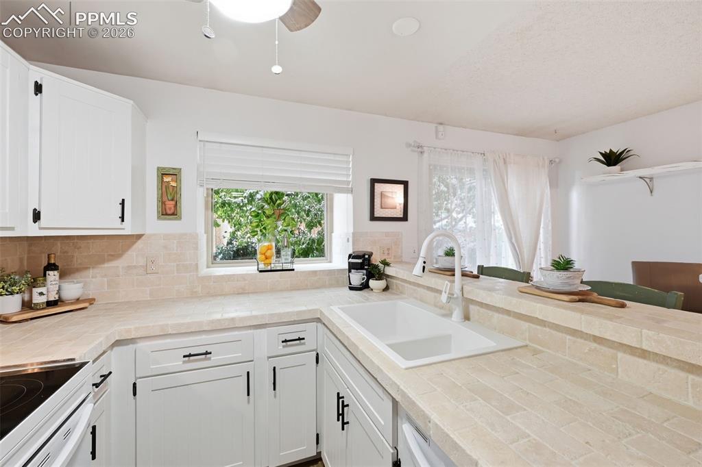 Image 11 of 25: Kitchen