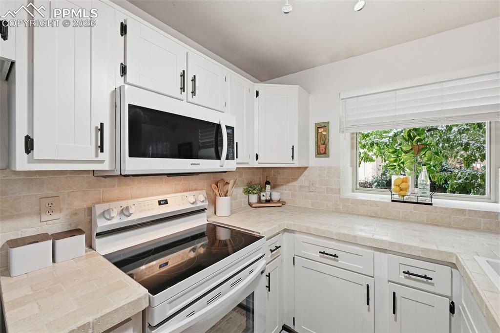 Image 12 of 25: Kitchen