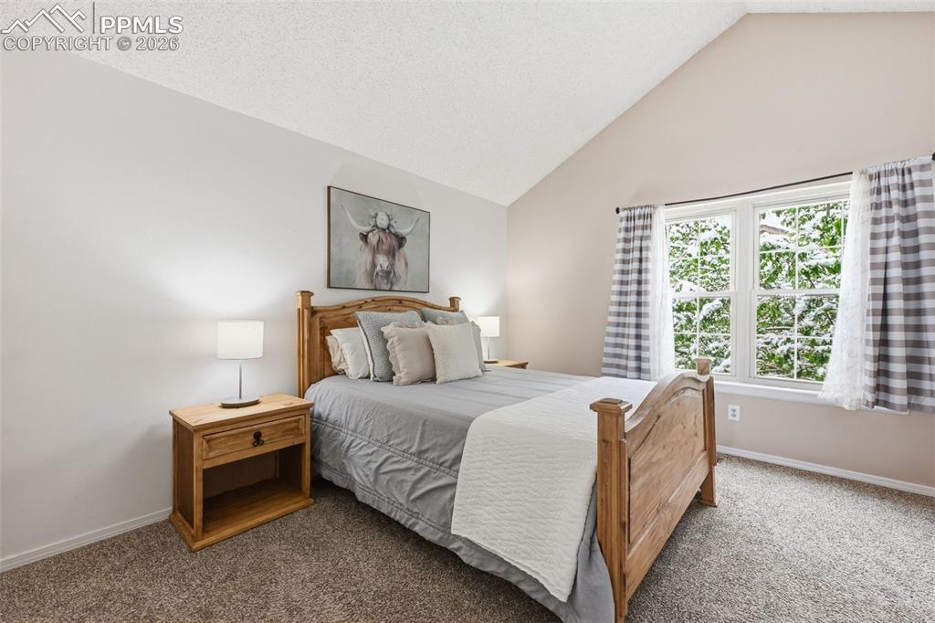 Image 14 of 25: Bedroom