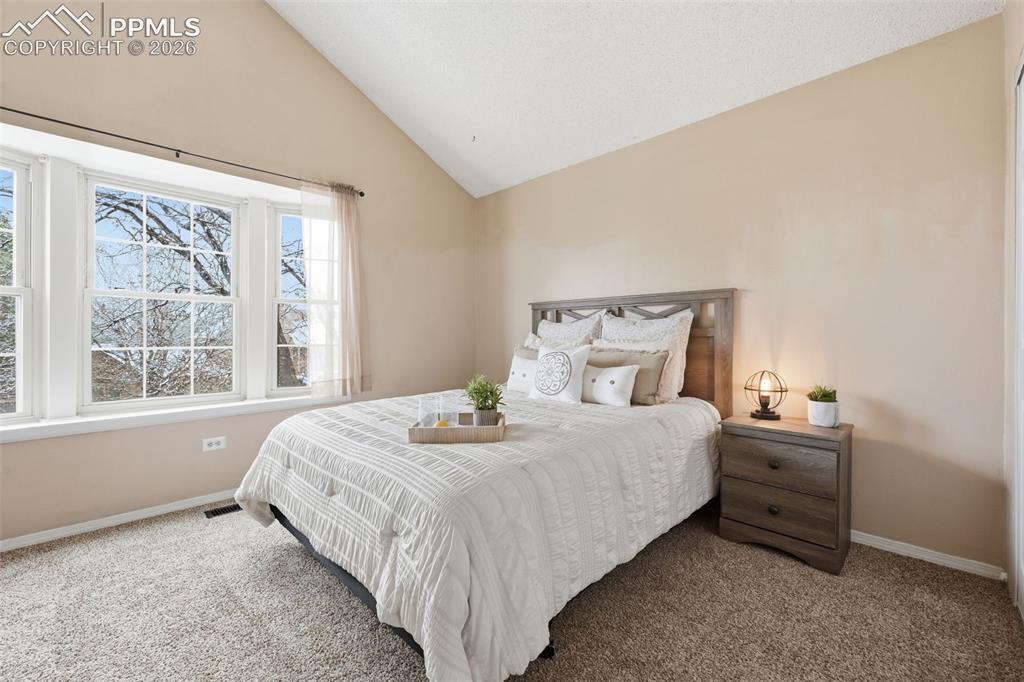 Image 18 of 25: Bedroom