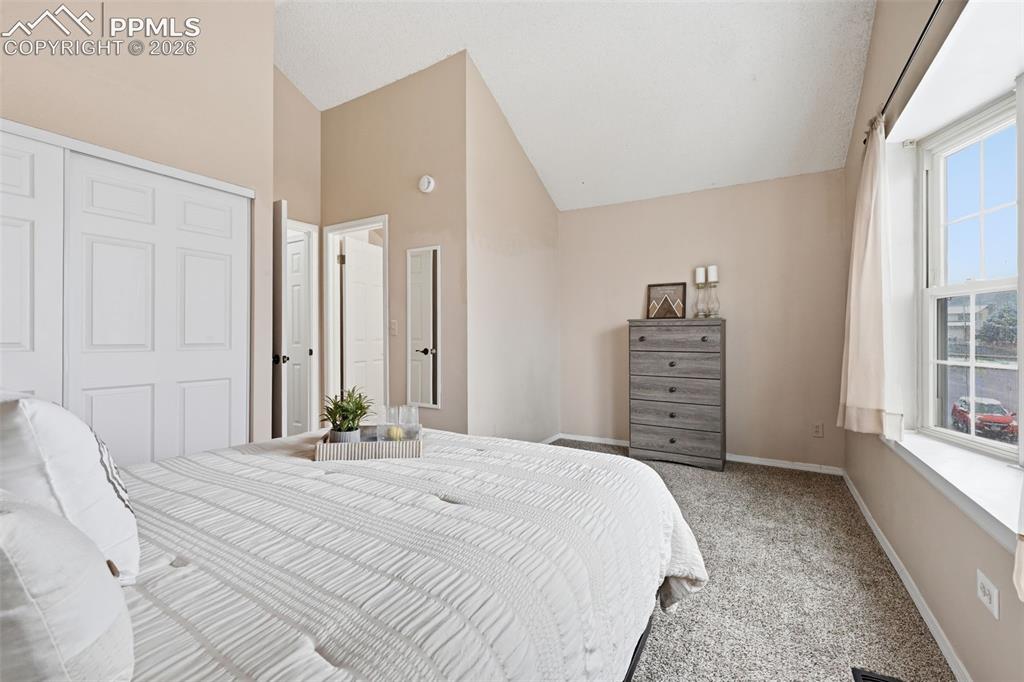 Image 19 of 25: Bedroom