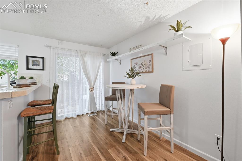 Image 6 of 25: Dining Area