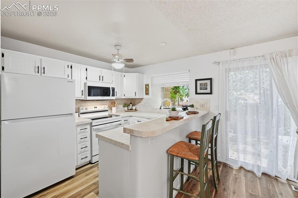 Image 7 of 25: Kitchen