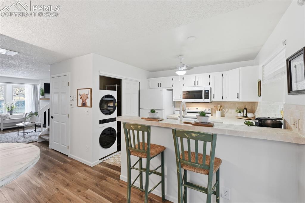 Image 8 of 25: Kitchen