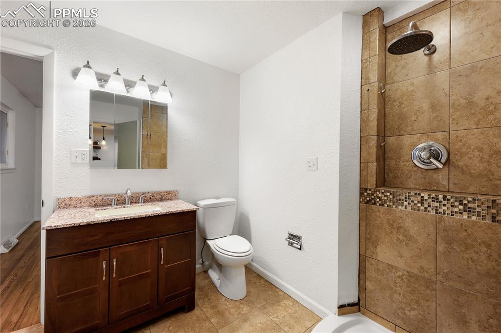 Image 19 of 35: Bathroom