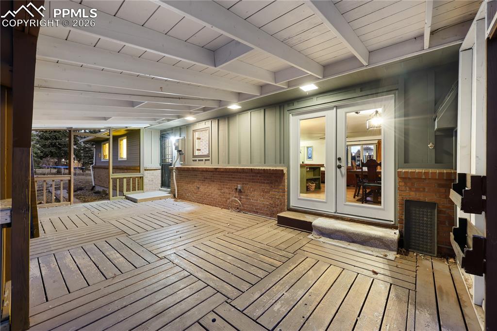 Image 27 of 35: Deck