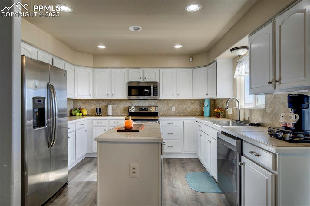 Image 12 of 41: Kitchen