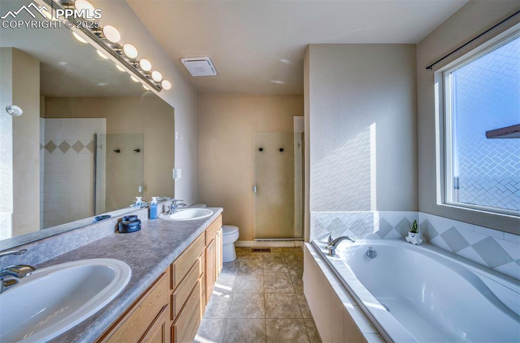 Image 25 of 41: Bathroom