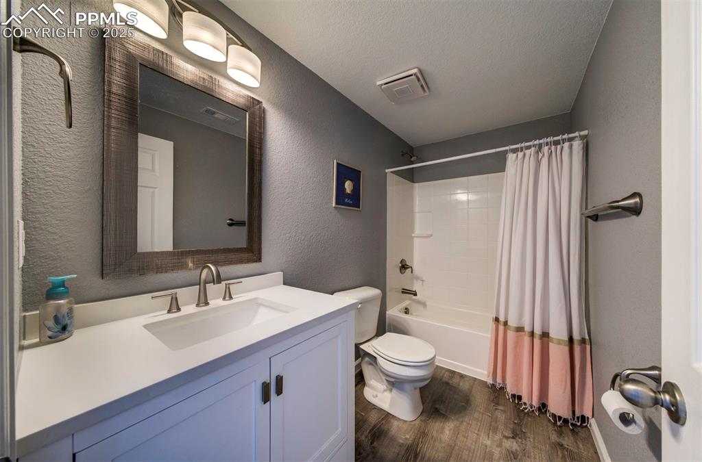 Image 29 of 41: Bathroom