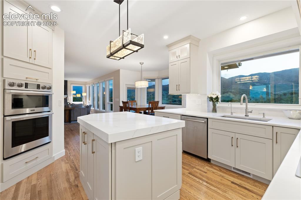 Image 22 of 50: Stunning Quartz Countertops!