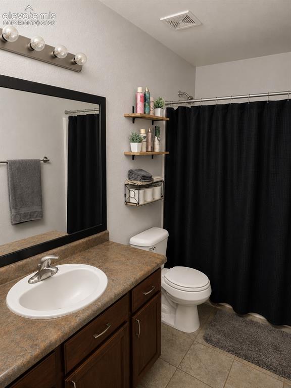 Image 13 of 16: Bathroom