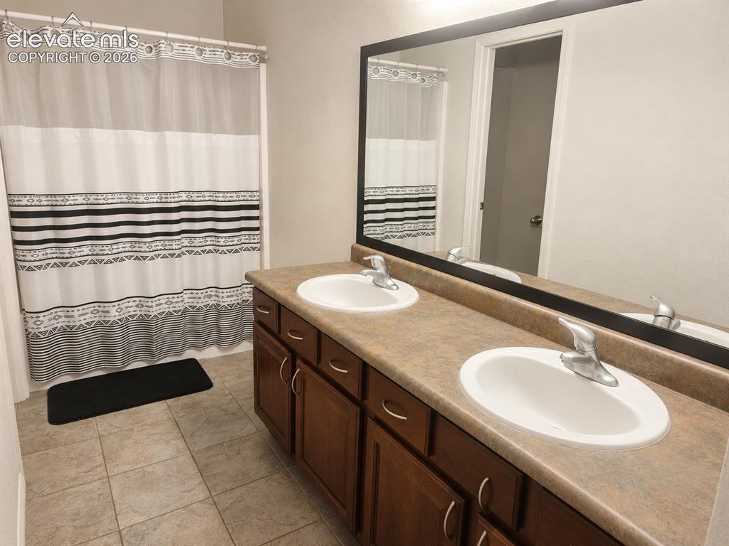 Image 8 of 16: Bathroom