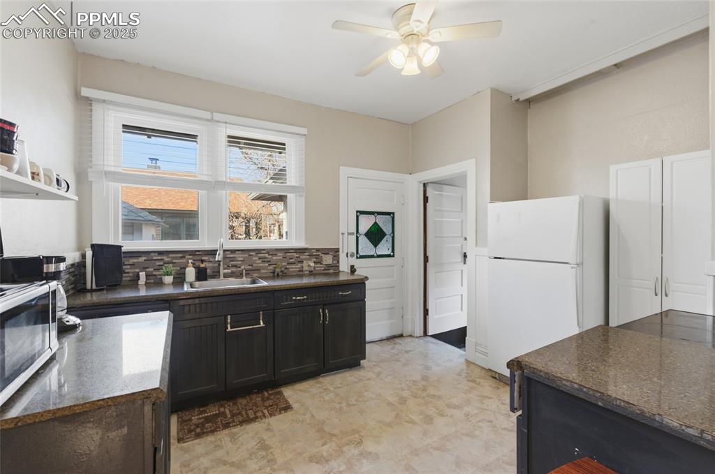 Image 10 of 39: Kitchen